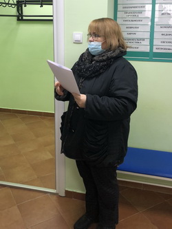 Марина Евсюкова вручила работнику здравоохранения Почетную грамоту Саратовской городской Думы